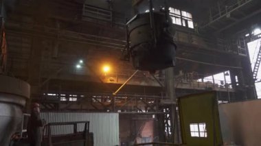 Çevredeki aydınlatmayla güzelce aydınlatılan devasa makineleri olan sanayi fabrikasının büyüleyici bir görüntüsü. Menkul Kıymetler