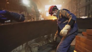 Kendini endüstriyel bir çevreye adamış işçiler, takım çalışması ve işçilik becerilerini açıkça gösteriyorlar. Menkul Kıymetler