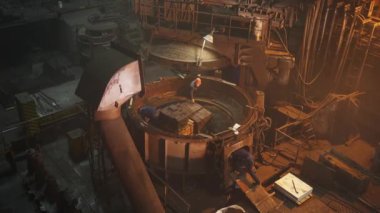 Çeşitli üretim süreçlerine ve görevlerine aktif olarak katılan işçileri gösteren endüstriyel bir ortam. Menkul Kıymetler