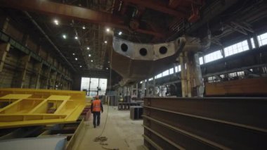 Bu, ağır makineler ve karmaşık çelik imalatının sergilendiği endüstriyel bir tesisin ilgi çekici bir görüntüsü. Menkul Kıymetler