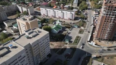 Bu çarpıcı bir hava perspektifi çeşitli şehir manzaralarını ve modern mimariyi güzel bir şekilde sergiliyor. Kırp