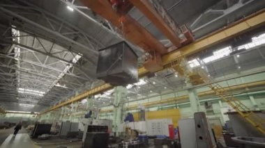 Nefes kesen bir panoramik manzara aktif bir vinç ile hareketli bir imalat tesisi gösteriyor. Menkul Kıymetler