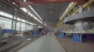 Büyük ve geniş bir fabrika ortamında ağır makineler ve çok sayıda aktif işçi üretiliyordu. Menkul Kıymetler
