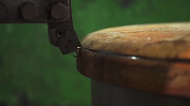 Gelişmiş bir endüstriyel araç, ustalıkla metalik bir yüzeye bağlanarak, ustalıkla ustalıkla ustalıkla ustalığı yakalıyor. Menkul Kıymetler