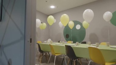 Neşeli bir etkinlik alanı renkli balonlar ve canlı dekorlarla neşeli bir kutlamaya tamamen hazırdır. Yaratıcı