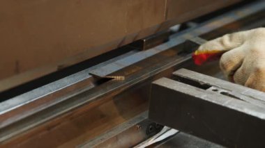 Çeşitli metal işçiliğinin ustalığını ve ustalığını gözler önüne seren çeşitli araçların detaylı bir yakın çekimi. Medya