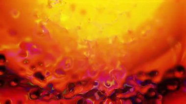 Bu dinamik video renkli bir arkaplan ve kükreyen bir ateşin yakın plan görüntüsünü içeriyor, görsel temas için yoğun ve sıcak bir atmosfer yaratıyor.