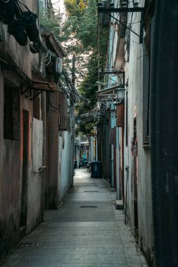 Ilık ışık kaplamalı sakin bir ara sokak çarpıcı şehir mimarisi ve çevrenin canlı yeşilliği