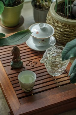 Bu çok güzel düzenlenmiş bir çay seremonisi, gösterişli zarif aletler, yemyeşil ve doğal elementler.