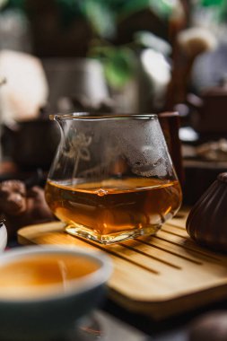 Huzurlu ve sakin bir çay seti. Nefis altın çaydanlıkla dolu güzel bir el yapımı cam çaydanlık sergileniyor.