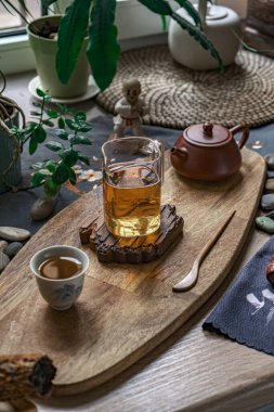 Huzurlu ve huzurlu bir çay düzenlemesi. Hoş bir ortam yaratan doğal malzemeler sergiliyor.