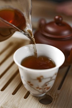 Geleneksel çay kültürünün enfes güzelliğini vurgulayan huzurlu ve sakin bir çay dökme sahnesi