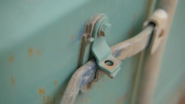 Konteynırda bulunan kilit mekanizmasının karmaşık ve eski bileşenlerini gösteren detaylı bir yakın çekim görüntüsü. Stock Görüntüsü