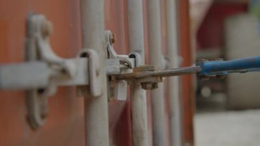 Kargo konteynırında bulunan karmaşık kilitleme mekanizmasının ve mandal sisteminin detaylı bir görüntüsü. Stock Görüntüsü