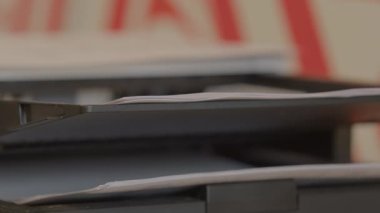 Bu, bir yazıcı rafında düzgünce düzenlenmiş dokümanların bir koleksiyonunu gösteren yakın plan bir görüntüdür. Stock Görüntüsü