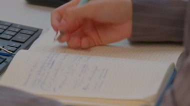 Kendini işine adamış bir profesyonel yüksek verimliliği gösteren ayrıntılı notlar yazar. Stock Görüntüsü
