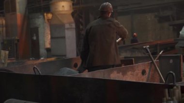 Endüstriyel ortamda yetenekli bir işçi. Metal iskeletleri ve karmaşık makineleri hevesle idare ediyor. Menkul Kıymetler