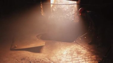 Görsel olarak büyüleyici ışık ve duman etkileri gösteren çarpıcı dramatik bir endüstriyel ortam. Menkul Kıymetler