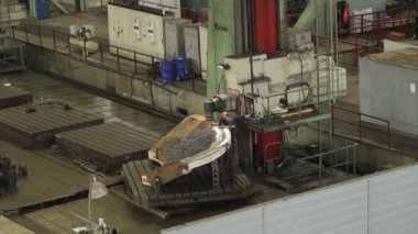 Modern imalat ortamında kullanılan gelişmiş makine ekipmanlarının detaylı bir yakın çekim görüntüsü. Menkul Kıymetler