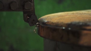 Ahşap bir yüzeye yakın mekanik bir kol, hassas mühendislik çalışmalarını vurguluyor. Menkul Kıymetler