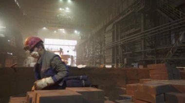 Bir sanayi işçisi yoğun ve aktif bir imalat ortamında belirli görevlere özenle konsantre olur. Menkul Kıymetler