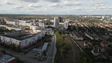 Bu manzaralı hava perspektifi modern mimariyle dolu canlı bir kentsel alanı güzel bir şekilde sergiliyor. Kırp