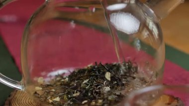 Video, cam çaydanlığa çay dökmekten, aroma ve zarif servis akışına kadar uzanan huzurlu çay hazırlama sürecini gösteriyor. Medya
