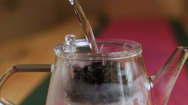 Videoda çay demleme, çay yapraklarından oluşan bir çaydanlığa dökülen suyu ön plana çıkarma ve zengin bir karışım yaratma sürecinin sakinleştirildiği görülüyor. Medya