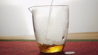 Bir bardak dolusu bardağın yakın çekim görüntüsü karıştırılıyor, karmaşık ayrıntılarını gösteriyor.