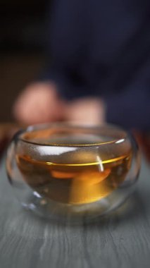 Cam bir kâsede nazikçe dinlenen, sıcaklığı ve sükuneti yakalayan zarif bir altın çay. Medya