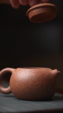 Bu zarif ve minimalist çaydanlık eşsiz bir deneyim için zengin ve karmaşık dokulara sahiptir. Medya