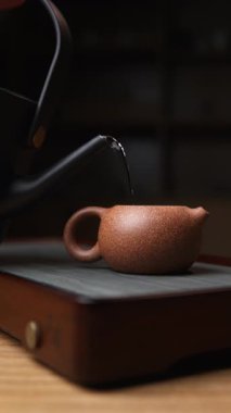 Güzel işlenmiş bir kil çaydanlığı huzur dolu ve sofistike bir çay setinin yanında oturur. En büyük rahatlama için idealdir. Medya
