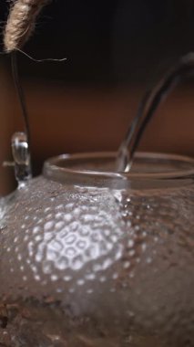 Suyun döküldüğü, zarafet ve zanaatkarlık sergilediği desenli bir çaydanlığın yakın plan çekimi. Medya