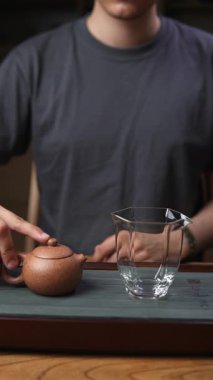 Geleneksel kil çaydanlık ve cam bardakla demlenen çayın özünü yansıtan huzurlu bir an. Medya