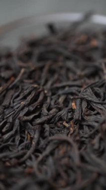 İşte mükemmel kurutulmuş siyah çay yapraklarının detaylı bir görüntüsü, eşsiz dokusunu ve zengin rengini gözler önüne seriyor. Medya