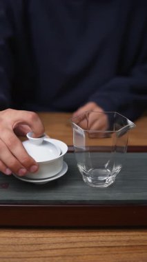Çay hazırlama sanatında nefis bir el işi anı. Zarif bir porselen ve cam kaplama sergileniyor. Medya