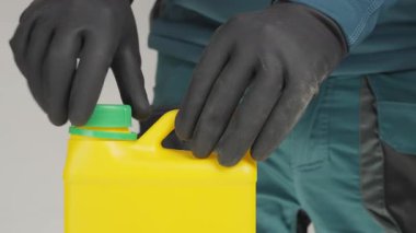 Siyah eldivenli gizemli bir figür, gizli içerikleri açığa çıkaran sarı bir kap açar. Başka bir eldivenli birey daha katılıyor ve entrikaları yoğunlaştırıyor. Yaratıcı