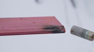 Tecrübeli bir uzman ateş kullanarak tahta işleme tekniğini gösteriyor. Yaratıcı.