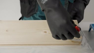 Bir zanaatkar ustalıkla ahşap üzerine leke sürerek tahılını geliştirir. İzleyiciler zengin renk elde etmek için tekniklere değer verecek, DIY için ideal. Yaratıcı