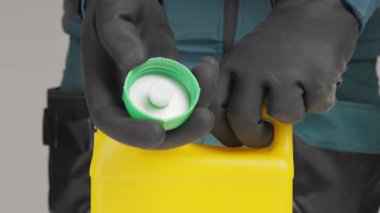 Siyah eldivenli gizemli bir figür, gizli içerikleri açığa çıkaran sarı bir kap açar. Başka bir eldivenli birey daha katılıyor ve entrikaları yoğunlaştırıyor. Yaratıcı