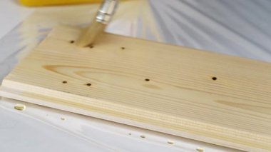 Bir zanaatkar ustalıkla ahşap üzerine leke sürerek tahılını geliştirir. İzleyiciler zengin renk elde etmek için tekniklere değer verecek, DIY için ideal. Yaratıcı