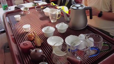 Çay meraklıları için ideal, güzel işlenmiş çay kadehleri ve fincanları için görsel olarak çekici bir düzenleme. Medya