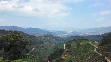 Nefes kesici panoramik manzara kayan tepeleri ve parlak, berrak mavi gökyüzünün altındaki yemyeşil vadileri gösteriyor. Medya