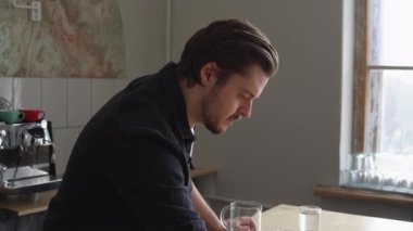 Kafe masasında otururken düşünceli bir tefekküre dalmış genç bir adam huzurlu bir yansıma anı yakalıyor. Medya