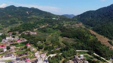 Çarpıcı doğal bir manzarada, yuvarlanan tepelerin ve büyüleyici köylerin nefes kesici hava manzarasının tadını çıkarın. Medya