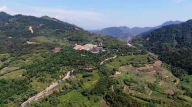 Bu hava görüntüsü dağların ve dolambaçlı yolların güzelliğini yakalıyor. Huzur ve sükunet yayıyor. Medya