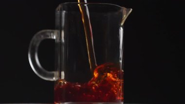 Büyüleyici bir sıvı görüntüsü şeffaf bir cam sürahiye fevkalade sıçrıyor ve sıvı hareketini gösteriyor. Medya