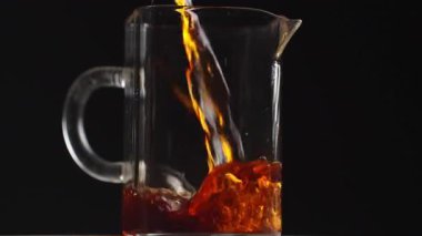 Dinamik ve görsel açıdan çarpıcı bir içecek ustalıkla cam sürahiye dökülüyor. Medya