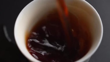 Büyüleyici bir manzara taze demlenmiş kahvenin profesyonel bir baristanın bardağına dökülüşünü gösteriyor. Medya