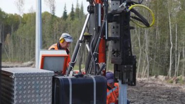 Yetenekli bir işçi, doğadaki mühendisliğin güzelliğini vurgulamak için uçsuz bucaksız bir ormanda gelişmiş makineler kullanır. Kırp